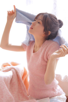 亲女孩子哭了